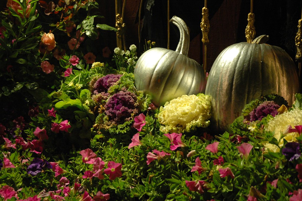 Festlich gedeckte Hochzeitstafel mit Blumengestecken und Kerzen